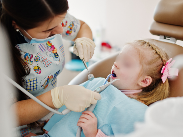 Dos niñas fueron hospitalizadas tras ser tratadas en una clínica dental. Una de ellas murió.
