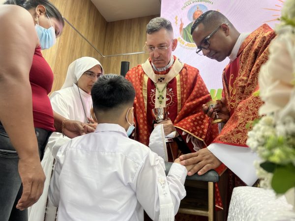 Los menores recibieron la bendición del arzobispo Eduardo Castillo.