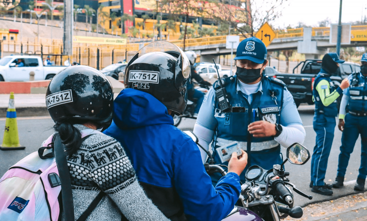 Nueva multa en Guayaquil $94 por no usar casco en motocicletas