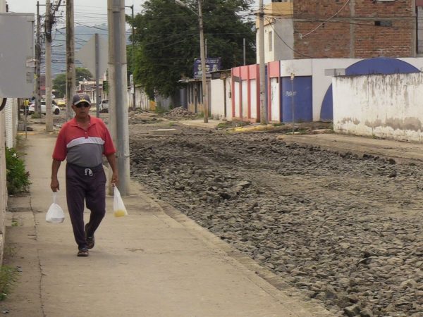 El plazo de la calle Vicente Macías vence el próximo mes. La obra avanza lento, según los moradores.