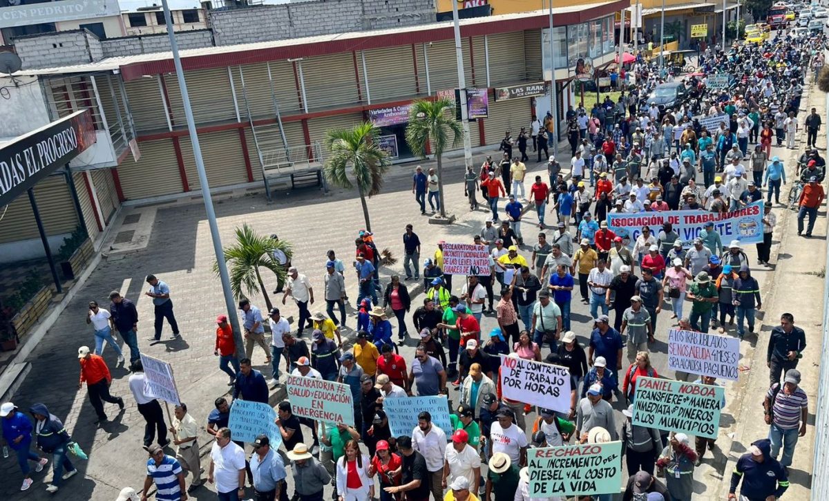 Obreros de Manta y otros municipios de Manabí marchan en reclamo del pago de sus salarios y asignaciones del gobierno