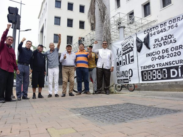 Un grupo de abogados, miembros del colectivo “Y la corte pa’ cuándo", continuarán realizando plantón en los exteriores del edificio.