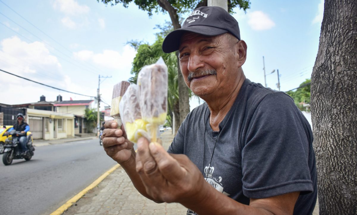 Freddy Mendoza, ofrece los helados secos a quienes transitan por la avenida Reales Tamarindos.