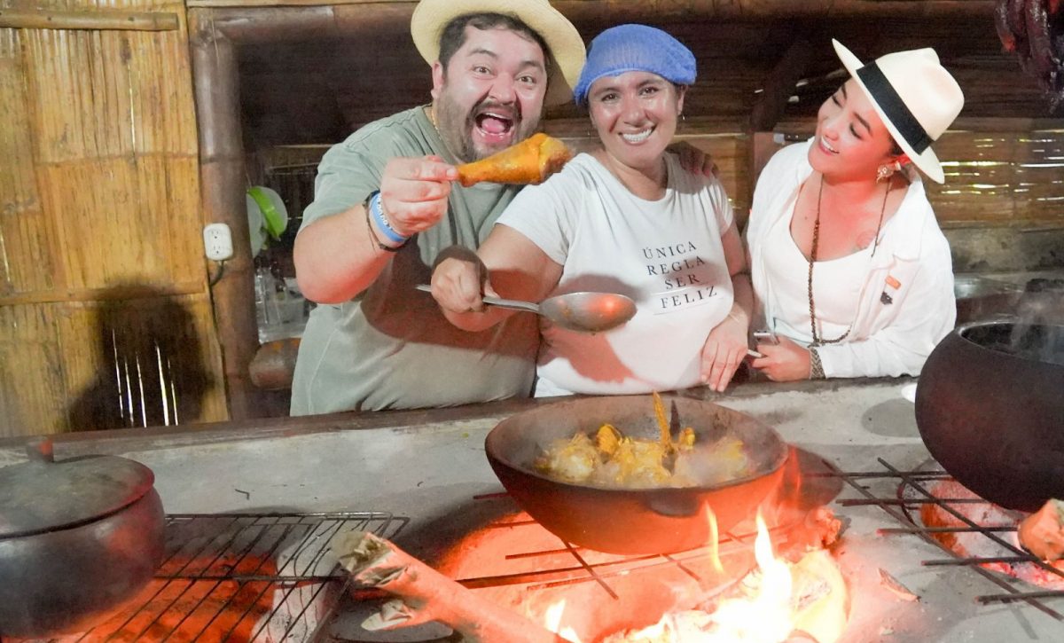 El chef Jorge Jiménez, junto a cocineros de la zona rural.