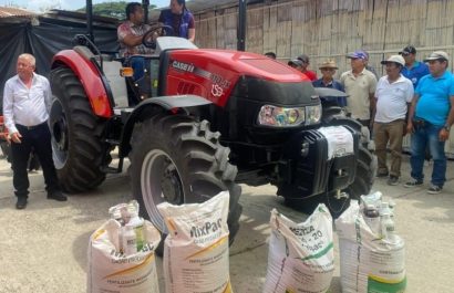 El tractor que fue entregado a los productores agrícolas del cantón Olmedo.