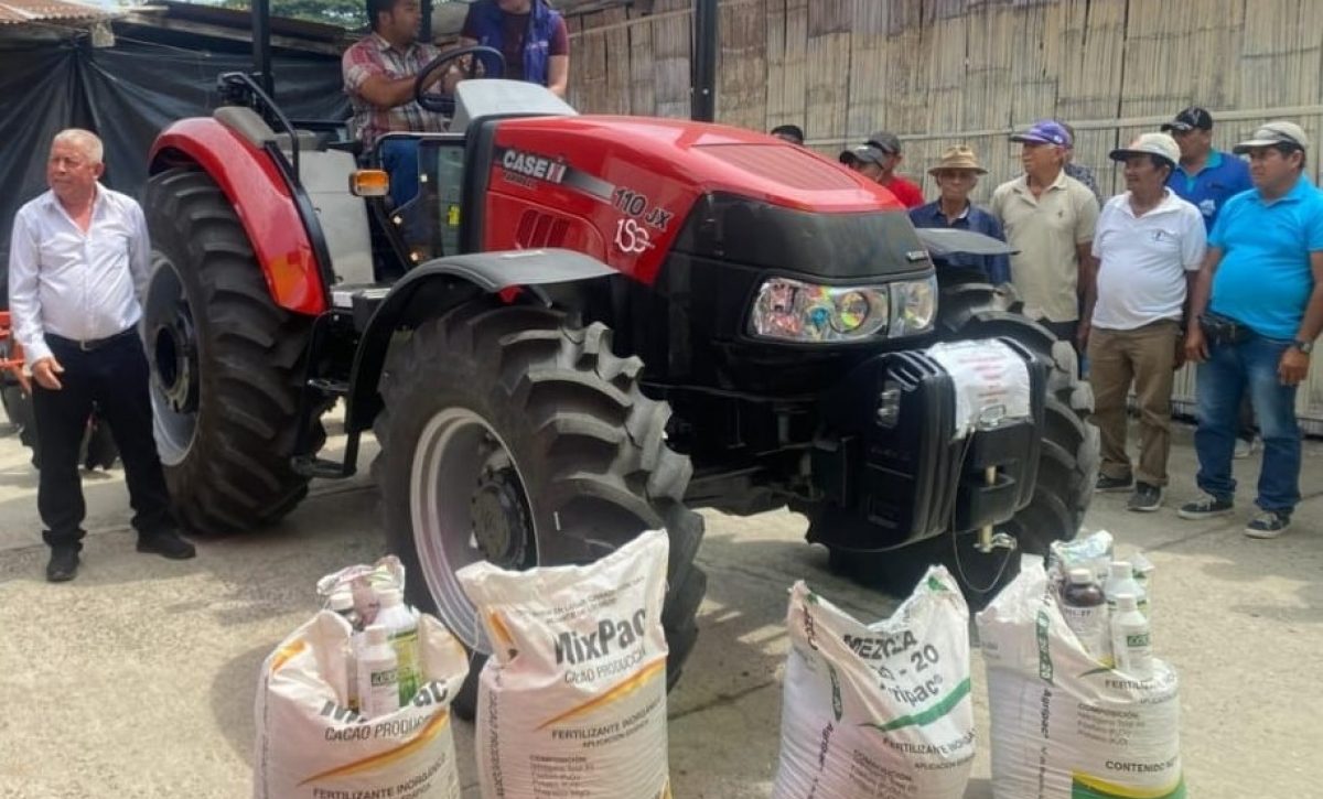 El tractor que fue entregado a los productores agrícolas del cantón Olmedo.