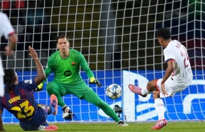 Senny Mayulu, de PSG, superó a Pau Cubarsí y batió a Wojciech  Szczesny.