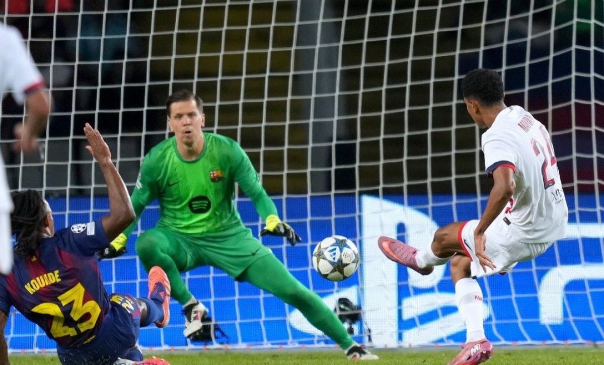 Senny Mayulu, de PSG, superó a Pau Cubarsí y batió a Wojciech  Szczesny.