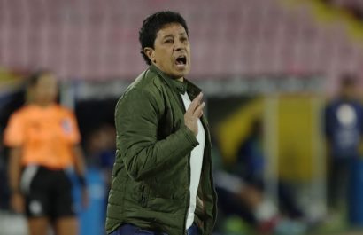 Paúl Vélez sancionado seis meses tras críticas al arbitraje femenino en la Copa Sudamericana.