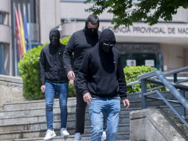 Penas de hasta 22 meses de cárcel y prohibición de ir a estadios para ultras que colgaron un muñeco de Vinícius Júnior