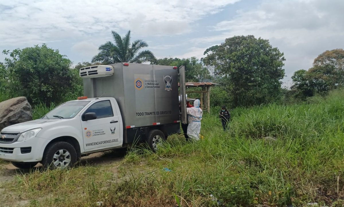 Pericias forenses buscan identificar cinco cuerpos hallados en fosa en Santo Domingo
