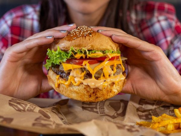 Personal de la Arcsa estará vigilando cómo se preparan los alimentos durante el evento Burger Show 2025. (Pexels)