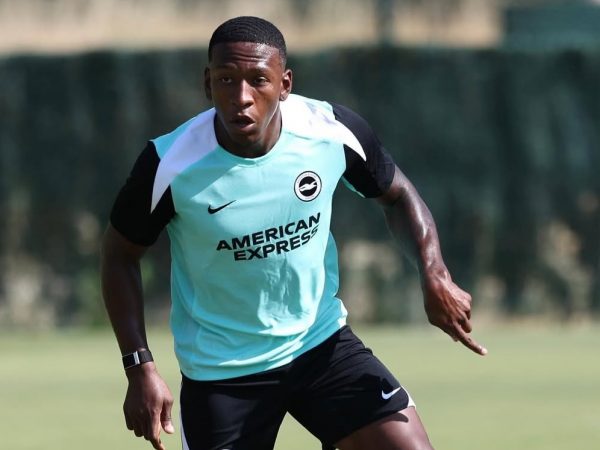 Pervis Estupiñán busca salida del Brighton mientras juega en victoria ante Stoke City