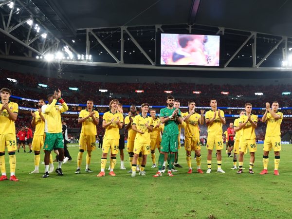 Pervis Estupiñán debuta con AC Milan en victoria 4-2 ante Liverpool en Hong Kong