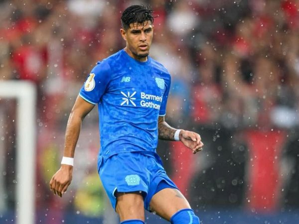 Piero Hincapié cerca de la Premier League Arsenal y Tottenham pujan por su fichaje