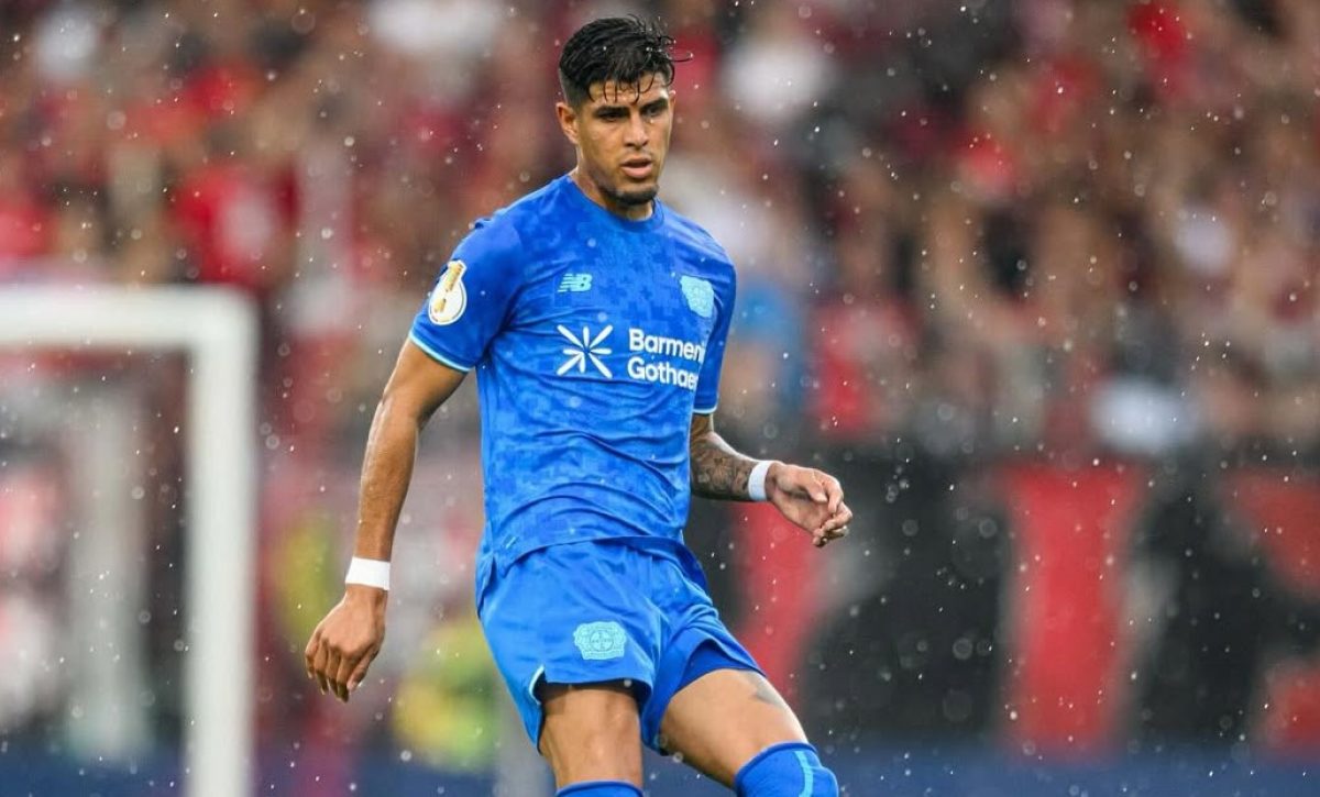 Piero Hincapié cerca de la Premier League Arsenal y Tottenham pujan por su fichaje