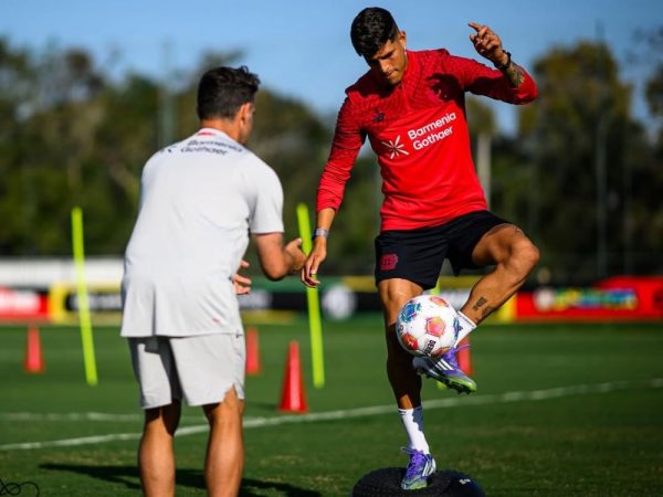 Piero Hincapié desmiente rumores de traspaso y reafirma compromiso con Bayer Leverkusen