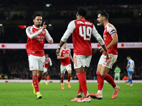 Piero Hincapié fue titular en triunfo de Arsenal ante Brighton.