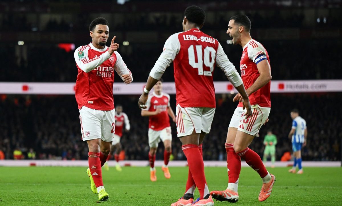 Piero Hincapié titular en Arsenal y clave en triunfo ante Brighton en Carabao Cup Piero Hincapié fue titular en triunfo de Arsenal ante Brighton.
