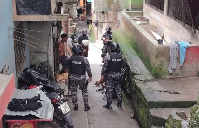 Policía aprehende a un ciudadano por tenencia de drogas y arma de fuego en Santo Domingo