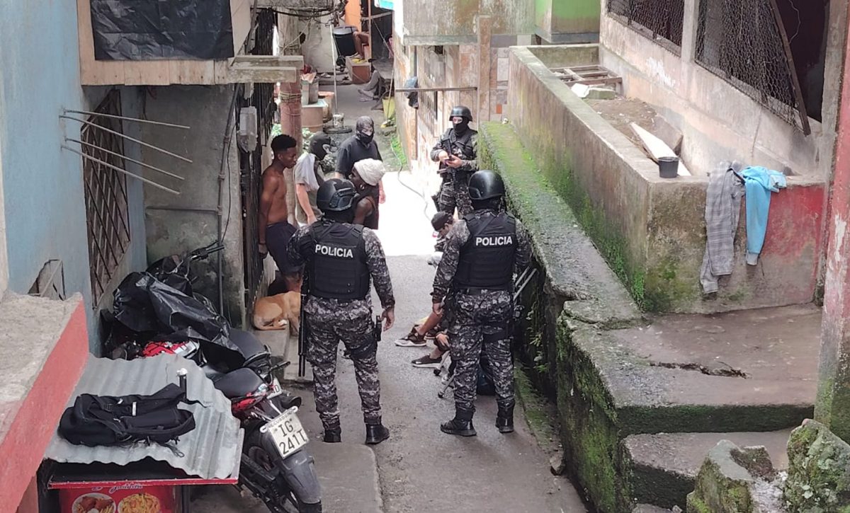 Policía aprehende a un ciudadano por tenencia de drogas y arma de fuego en Santo Domingo