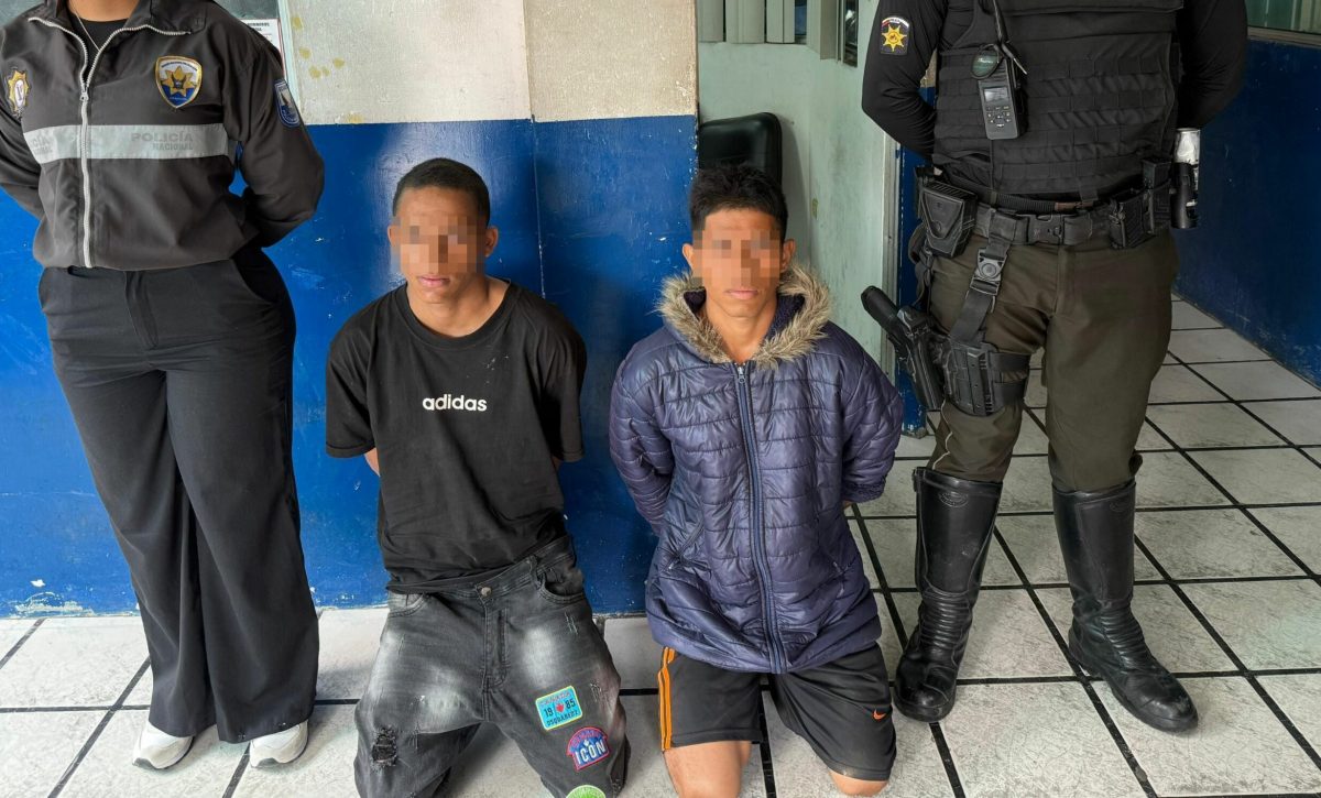 Policía captura a dos sospechosos por robo de motocicleta en La Villegas, La Concordia