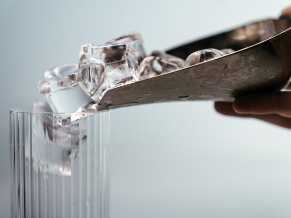 Por este motivo los hielos caseros son blancos y los del bar son cristalinos; así puedes hacerlos tú en casa