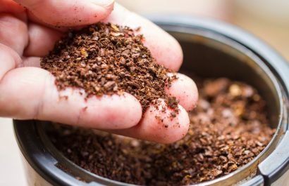 ¿Por qué deberías guardar los residuos del café filtrado en vez de tirarlos? Estás desperdiciando un tesoro para tus plantas
