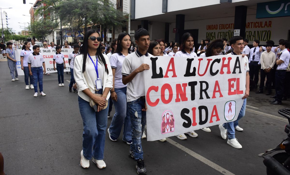 Portoviejo conmemora el Día Internacional contra el VIHSIDA con marcha y mural en memoria de víctimas