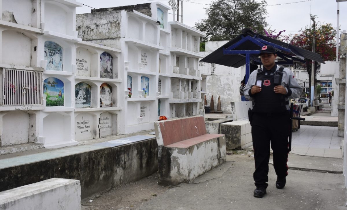 Portoviejo refuerza seguridad y limpieza en cementerios públicos antes del feriado por el Día de Difuntos. (El Diario) Portoviejo refuerza seguridad y limpieza en cementerios públicos antes del feriado por el Día de Difuntos. (El Diario)