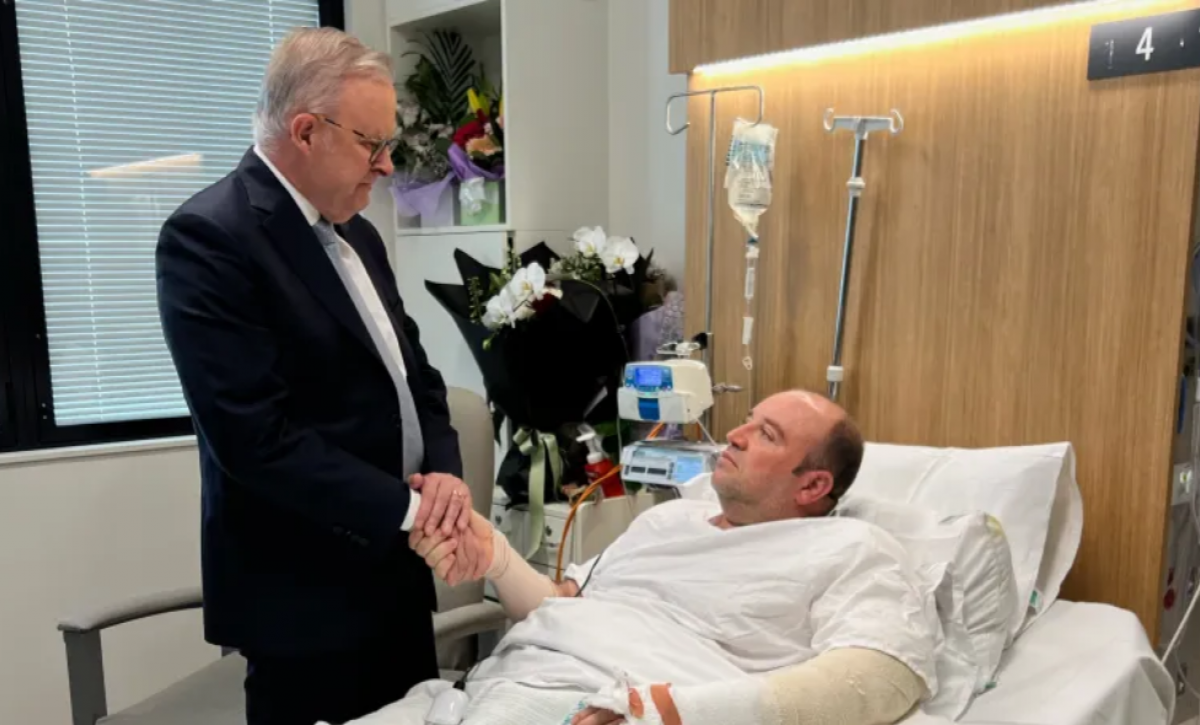El primer ministro australiano visitó a Ahmed al Ahmed en el hospital.