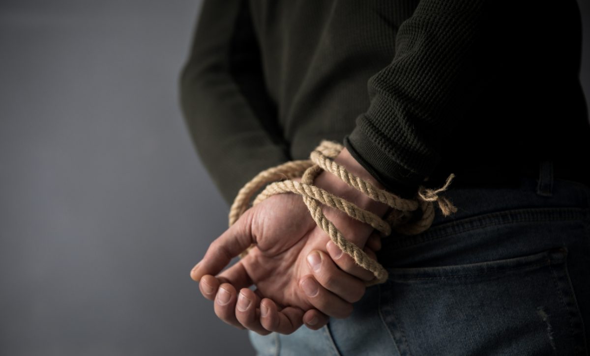 Prisión preventiva para dos sospechosos por secuestro extorsivo de tres jóvenes; fueron liberados en Ambato