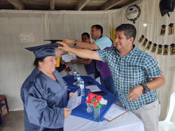 Los productores lucieron su capa y birrete, en la graduación.