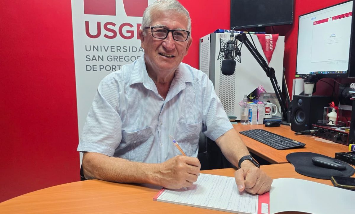 Ramiro Molina ha dedicado tiempo a investigar y preservar la historia de Portoviejo, siendo reconocido como Cronista Vitalicio.