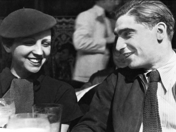 Endre Friedmann y Gerda Taro habían huido de la persecución nazi, se enamoraron y empezaron a trabajar juntos en la capital francesa. Ellos crearon a Robert Capa.
