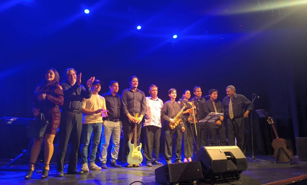 Un grupo de artistas mantenses participó en la velada cultural para recaudar dinero con el fin de comprar el pasaje a Rusia de Isaac Terán.