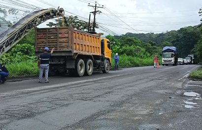 Recapeo y señalización se desarrollan en tramo estratégico de la vía Alóag–Santo Domingo