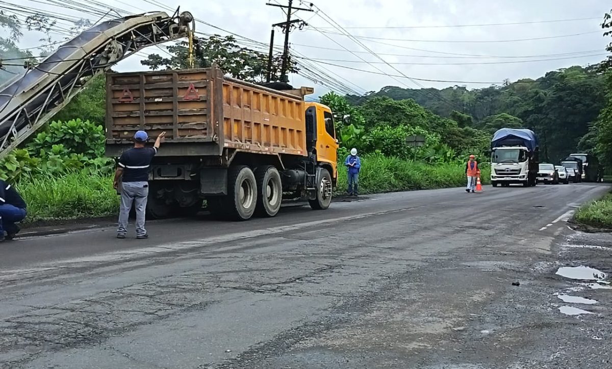 Recapeo y señalización se desarrollan en tramo estratégico de la vía Alóag–Santo Domingo