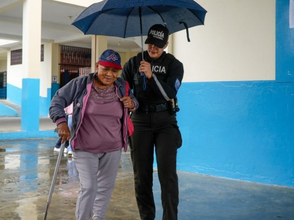 Referéndum y consulta popular 2025: Con estos mecanismos el CNE garantiza el voto de los grupos de atención prioritaria. (CNE)