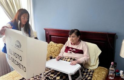 Referéndum y consulta popular en Ecuador servicios especiales para grupos prioritarios.