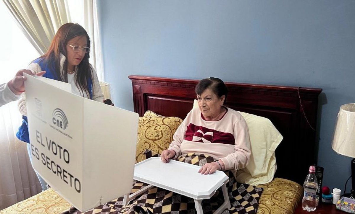 Referéndum y consulta popular en Ecuador servicios especiales para grupos prioritarios.