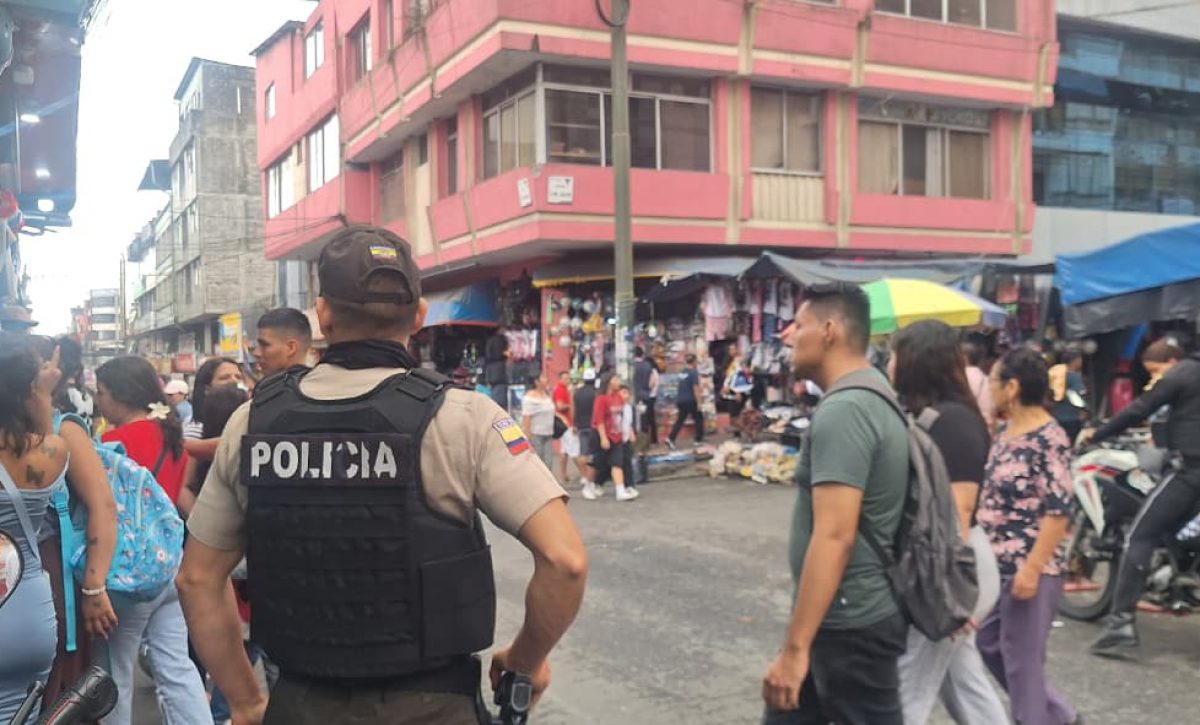 Refuerzan presencia de uniformados en el centro de Santo Domingo por alta afluencia comercial