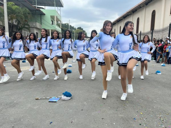 Estudiantes de varios planteles educativos pusieron la alegría en el desfile.
