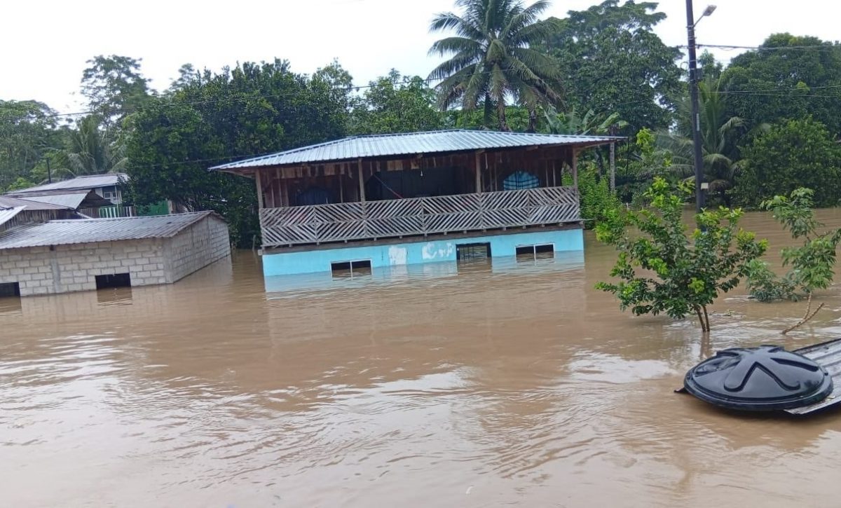 El desbordamiento de los ríos ha dejado viviendas bajo el agua.