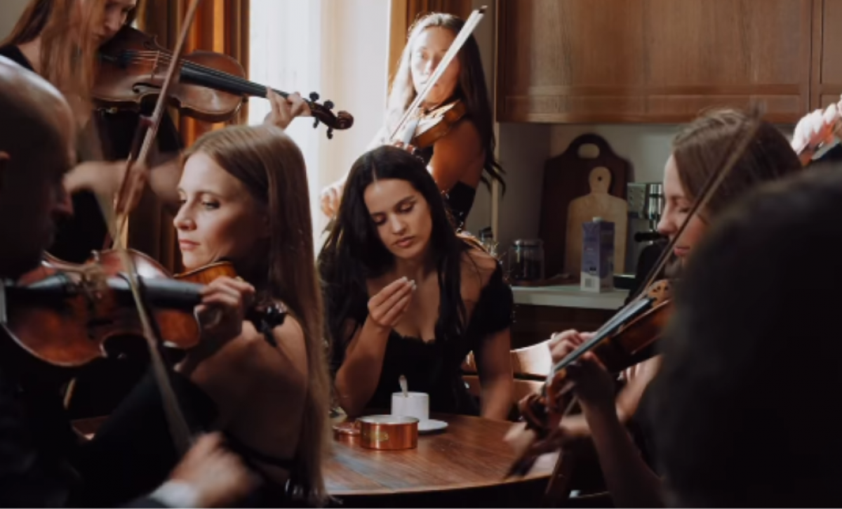 Rosalía sorprende al cantar en alemán y con voz de soprano lírica en su nueva canción Captura de pantalla del nuevo videoclip de Rosalía.