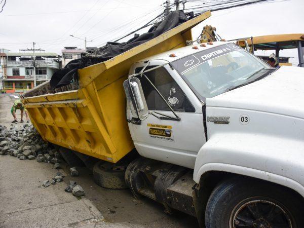 La parte posterior de la volqueta quedó atrapada en el socavón.