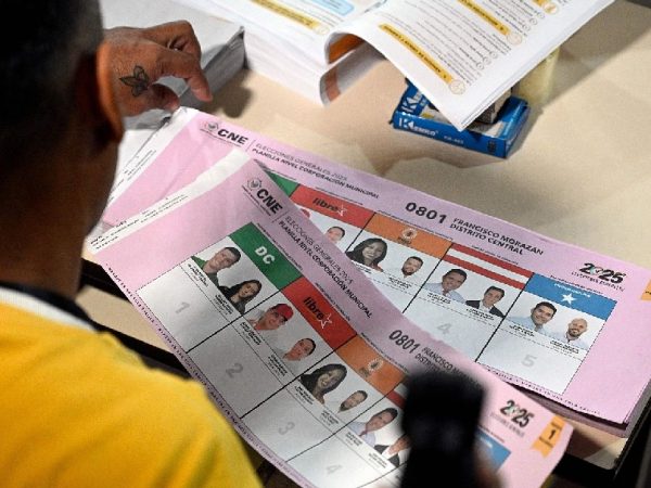 Salvador Nasralla, candidato del Partido Liberal, lidera el conteo preliminar de las elecciones presidenciales en Honduras.