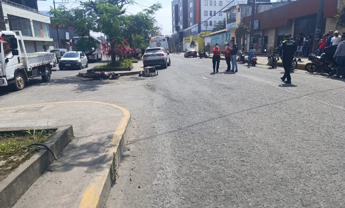 Santo Domingo: Accidente en la avenida Esmeraldas deja un fallecido y daños en dos vehículos