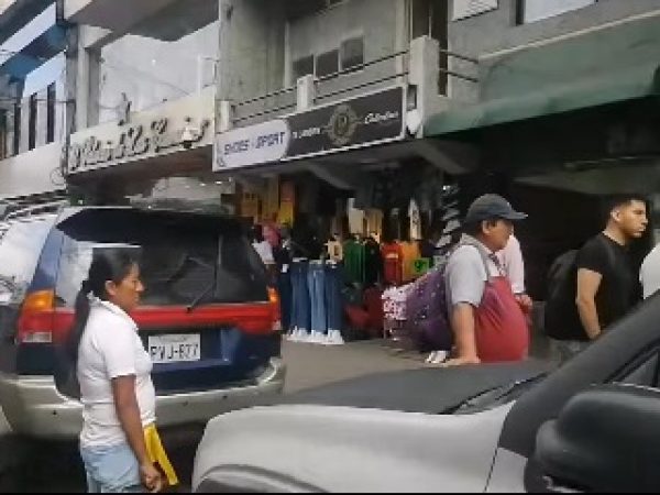 Santo Domingo comerciantes quedan sin poder vender porque autos bloquean sus puestos en la peatonal