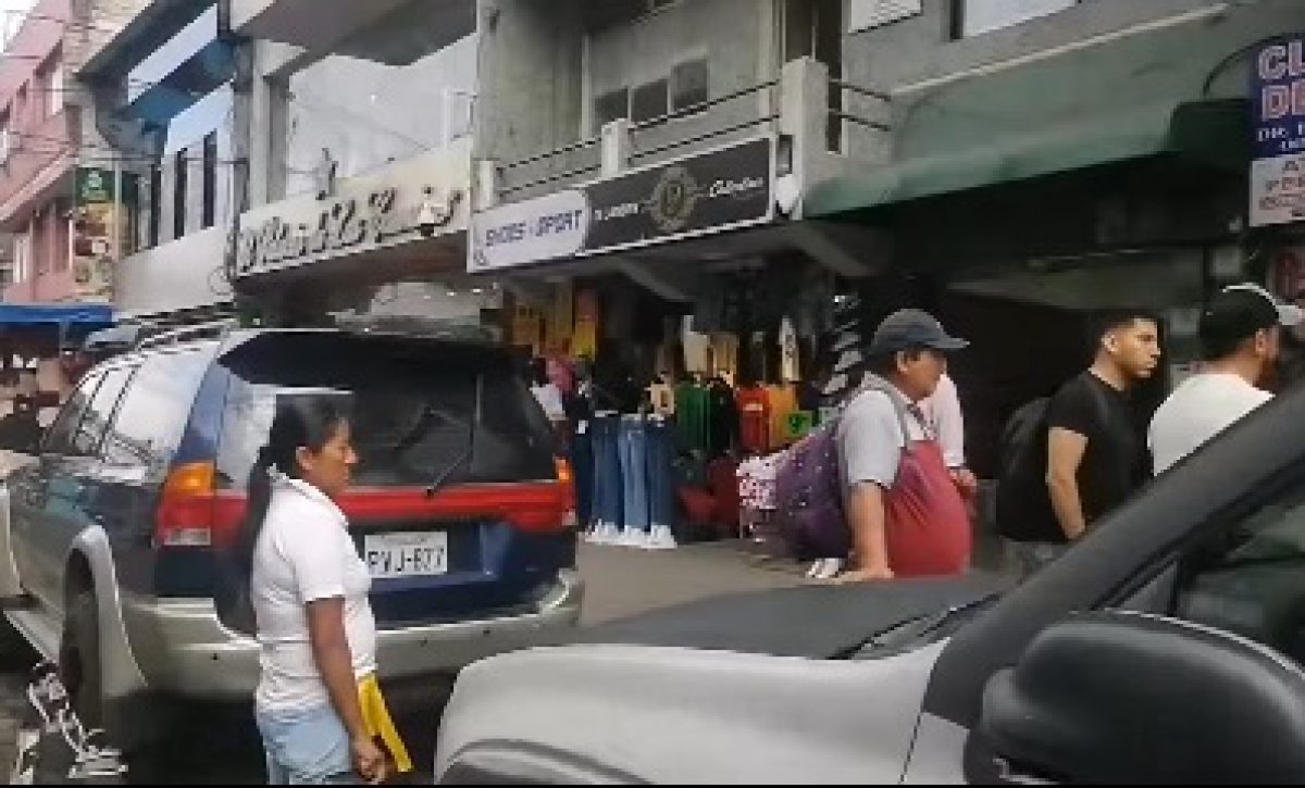 Santo Domingo comerciantes quedan sin poder vender porque autos bloquean sus puestos en la peatonal Santo Domingo comerciantes quedan sin poder vender porque autos bloquean sus puestos en la peatonal